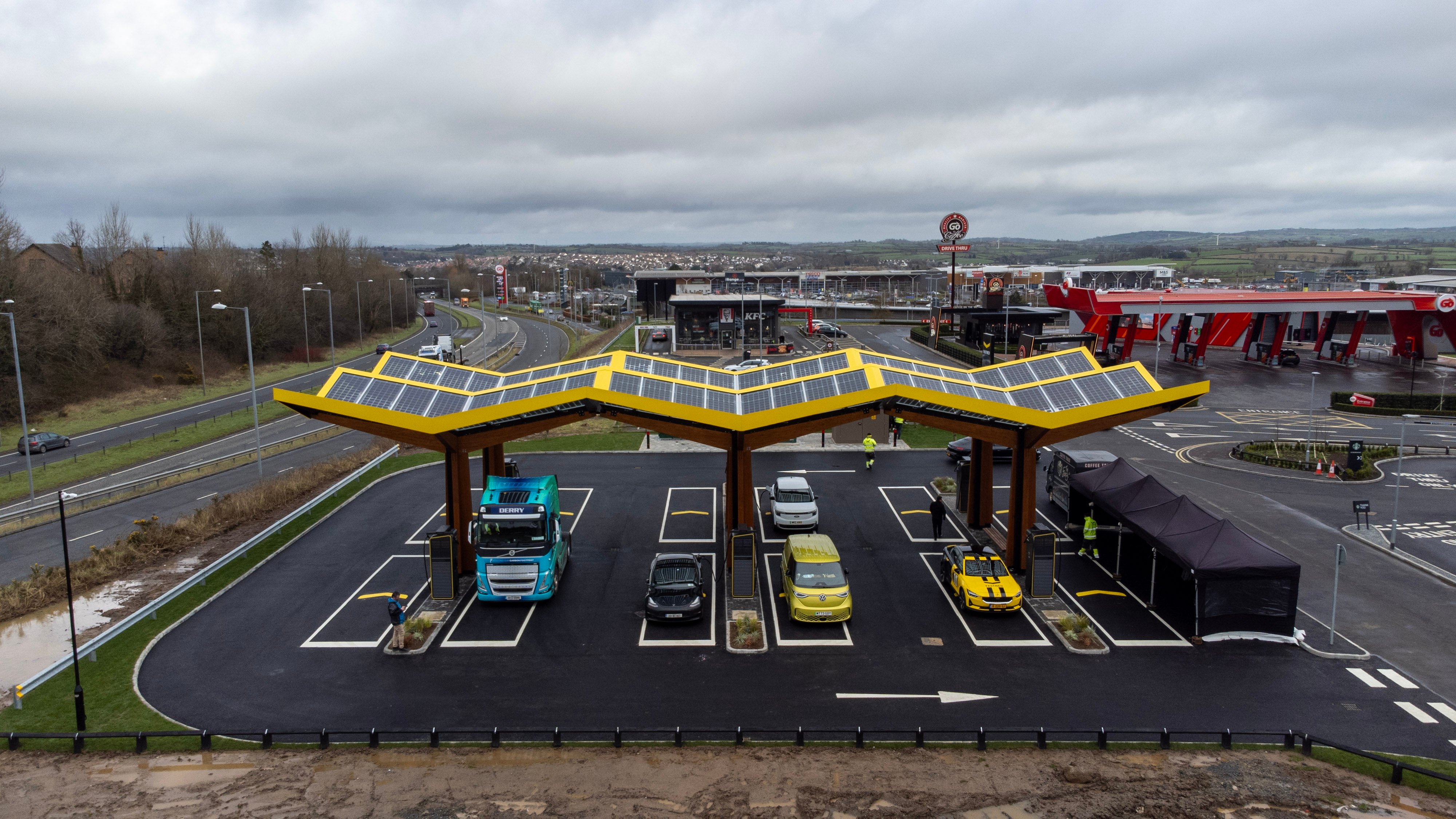 Solar tree canopy, pull through charging spaces